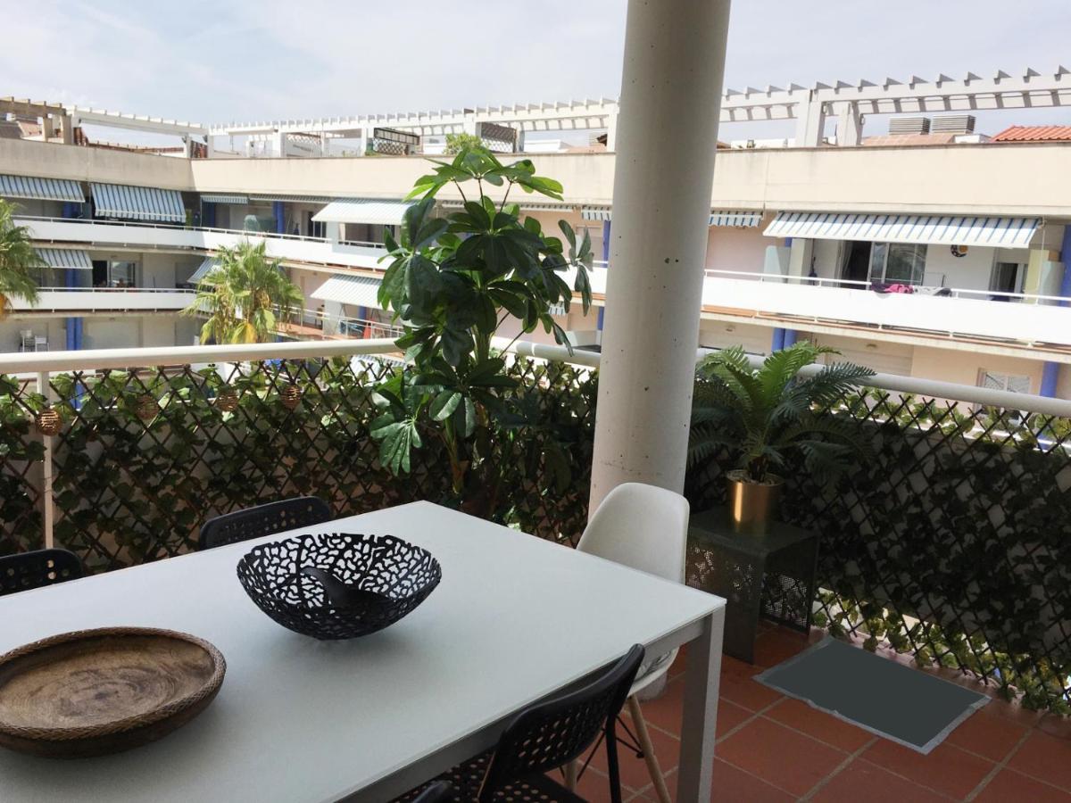 Superbe Appartement Avec Solarium Et Piscine Communautaire Roses Exterior photo