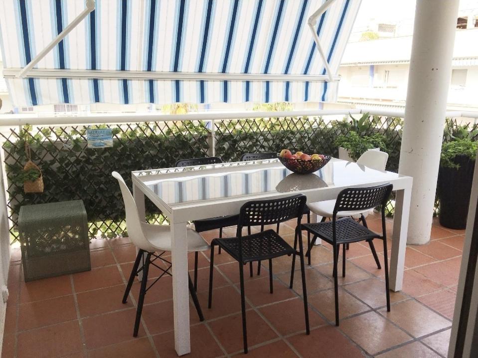 Superbe Appartement Avec Solarium Et Piscine Communautaire Roses Exterior photo